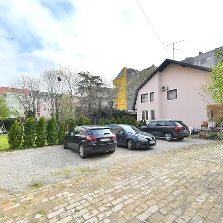 Prenociste Dvoriste 3* Novi Sad