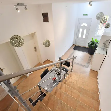 Guest house Prenociste Dvoriste